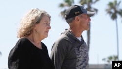 Imagen tomada de un video, la australiana Debra Robinson junto a su esposo Martin, ofrecen una conferencia de prensa en playa en en San Diego, Estados Unidos, el 7 de mayo de 2024, tras el asesinato en México de sus hijos y de un amigo estadounidense en un viaje para surfear.