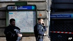 Polisi mengamankan lokasi penembakan di sebuah kantor polisi di Paris, Perancis (7/1).