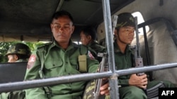 ရခိုင်ပြည်နယ်မှာ လုံခြုံရေးယူထားတဲ့ မြန်မာ စစ်တပ် တပ်ဖွဲ့ဝင်များ။ (အောက်တိုဘာ ၃၊ ၂၀၁၃)
