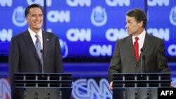 Prezidentlikka respublikachilardan da'vogarlar Las-Vegasdagi teledebatda. Mitt Romni (chapda) va Rik Perri, 18-oktabr, 2011-yil