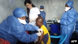 Minganga ya MSF bazali kopesa manwele ma Ebola na moto moko na Goma, Nord-Kivu, 14 novembre 2019.