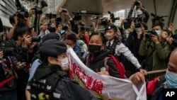 6일 홍콩에서 민주화 24명에 대한 국가보안법 재판이 열린 가운데, 법원 주변에 이들의 지지자들이 모여있다.