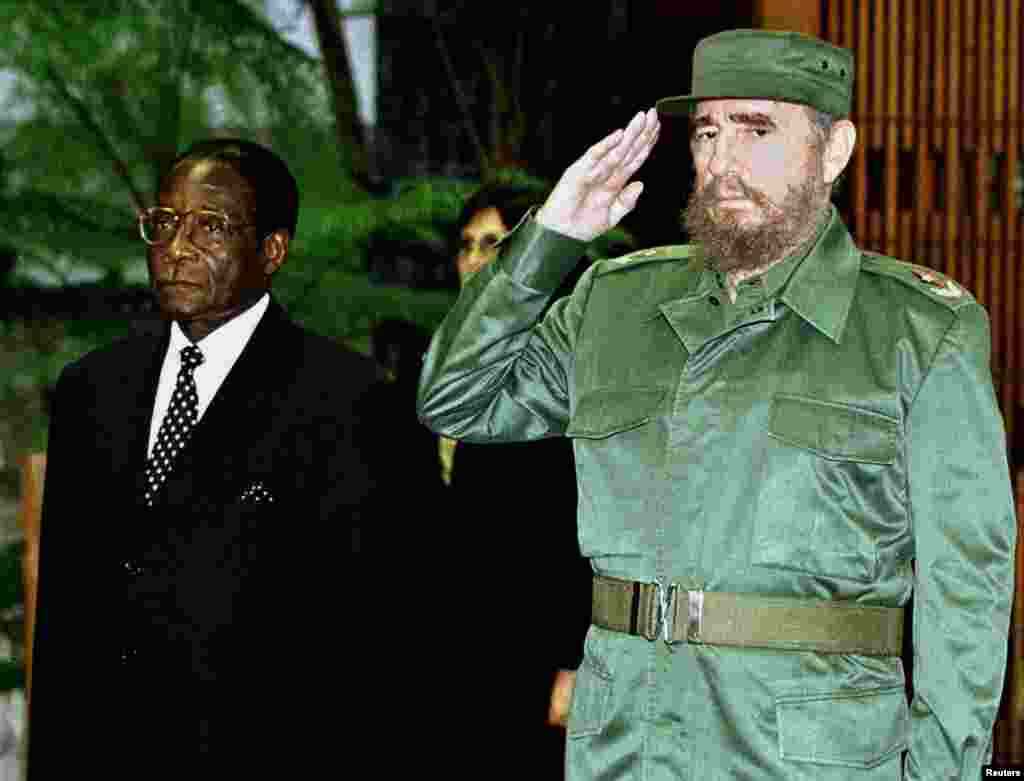 En 1975 comienza la participación militar cubana en África, inicialmente en Angola, país sumido en una guerra civil tras su independencia. También se desplazan a Etiopía, y en grado menor en otra decena de países. Terminó en 1991.
