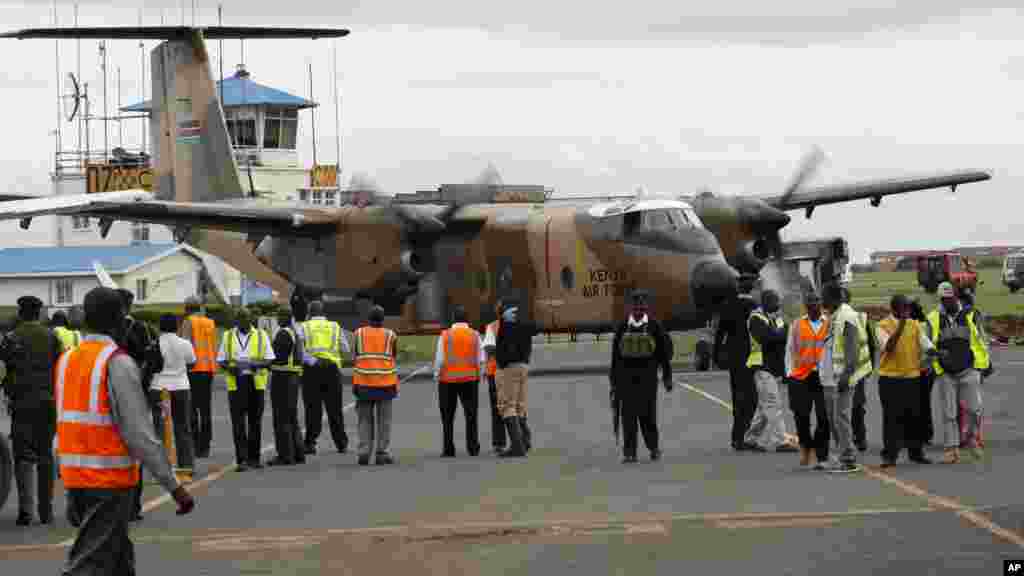 Un avion militaire transportant kenyane certains des corps des personnes tuées dans la carrière attaque Mandera, arrive à l'aéroport Wilson à Nairobi, au Kenya, le mardi 2 décembre 2014.