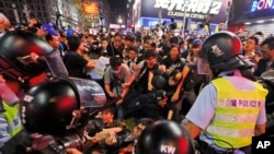 香港警察2014年11月26日與雨傘運動佔中行動的抗議人士對峙。