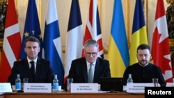 Francuski predsjednik Emmanuel Macron, britanski premijer Keir Starmer i predsjednik Ukrajine Volodimir Zelenski na samitu u Londonu 2. marta 2025. (Foto: Reuters/Justin Tallis)