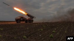 Військовослужбовці ЗСУ стріляють із РСЗВ БМ-21 "Град" по російським позиціям на Харківщині,15 травня 2024. Фото AFP