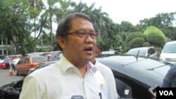 Menkominfo Rudiantara menjelaskan soal 11 situs radikal teroris yang di blokir Pemerintah di kantor Kemenko Polhukam Jumat, 15/1 (VOA/Andylala).