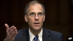 Mark Zandy da agência financeira Moody´s falando no Congresso americano