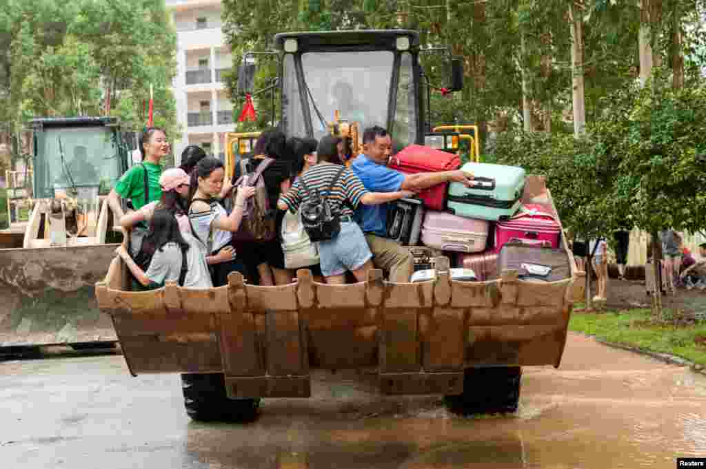 广西桂林一所大学用推土车运送学生,车满为患,有行李快要掉下去了(2017年7月3日). 据广西壮族自治区民政厅报告,桂林、柳州、贺州等13市64个县(市、区)164.4万人受灾,20人死亡,14人失踪,16.9万人紧急转移安置;直接经济损失46亿元。