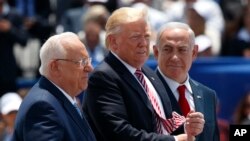 Le président israélien Reuven Rivlin, son homologue américain Donald Trump, et le Premier ministre Benjamin Netanyahu à l'aéroport Ben Gurion International Airport, le 22 mai 2017, à Tel Aviv. 