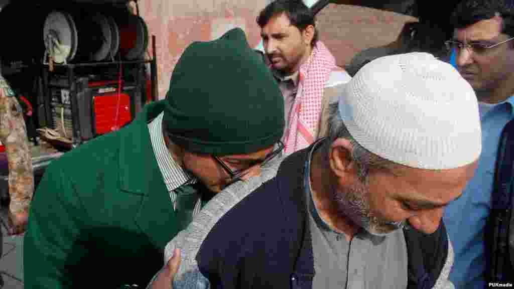 Un élève pleure sur l'épaule d'un homme, après qu'il a été sauvé de l'école qui a été attaqué par des hommes armés talibans à Peshawar, au Pakistan, le 16 décembre 2014.