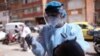 Una trabajadora de salud toma una muestra de hisopo de un hombre para ser examinado por la enfermedad del coronavirus (COVID-19), en medio de un brote de la enfermedad en Bogotá, Colombia, el 29 de diciembre de 2020. 
