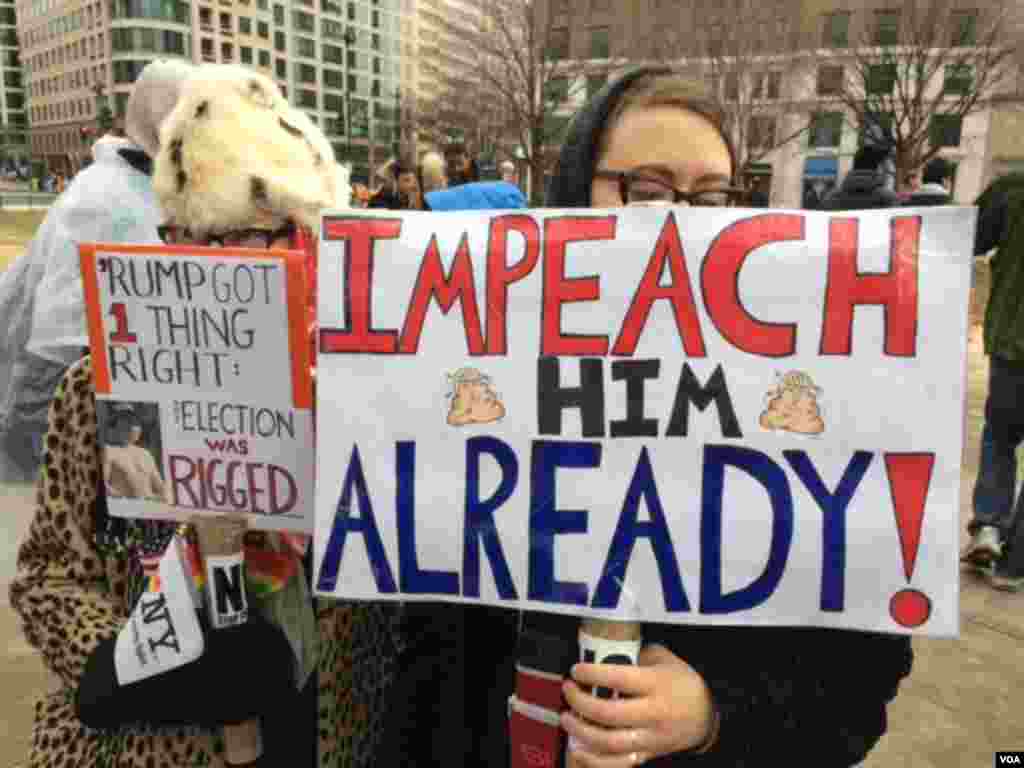 Anti-Trump protesters at McPherson Square near the White House in Washington, Jan. 20, 2017. (Photo: G. Flakus / VOA)