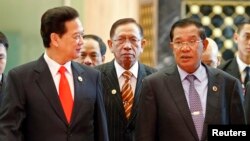 លោក ​​ង្វៀន តាន់យុង ​(Nguyen Tan Dung)​ នាយក​រដ្ឋមន្ត្រី​ប្រទេស​វៀតណាម​ និង​លោក​នាយករដ្ឋមន្ត្រី​ហ៊ុន​ សែន​នៅ​ក្នុង​កិច្ច​ប្រជុំ​កំពូល​អាស៊ាន​នៅ​ប្រ៊ុយណេ ខែ​មសា ឆ្នាំ​២០១៣។