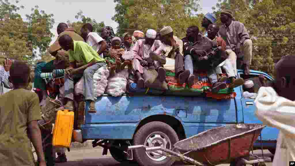 Wata mota dauke da jama’a tayi kokarin arcewa daga tashe-tashen hankula a birnin Maiduguri.