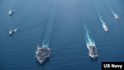 美國海軍羅斯福號航母戰鬥群與馬金島號兩棲戒備群2021年4月9日在南中國海進行編組巡航。（美國海軍照片）