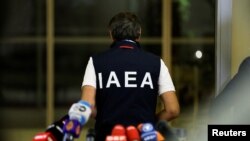 El director general de la Agencia Internacional de Energía Atómica (OIEA), Rafael Grossi, se va después de asistir a una conferencia de prensa tras su regreso de Ucrania, donde él y su equipo visitaron la planta nuclear de Zaporizhzhia, en el aeropuerto de Viena en Schwechat, Austria, el 2 de septiembre de 2022. REUTERS /Leonhard Foeger