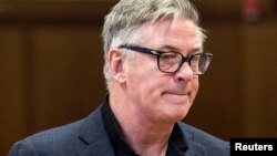 Актор Алек Болдвін запевняє, що на спусковий гачок не натискав, а наводив револьвер за вказівками самої Галини під час репетиції сцени. (Фото: Ерік Томас/через REUTERS)