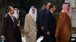 Menteri Luar Negeri Arab Saudi Adel al-Jubeir, tengah kiri, menghadiri rapat Liga Arab darurat di Kairo, Mesir, Minggu, 10 Januari 2016.