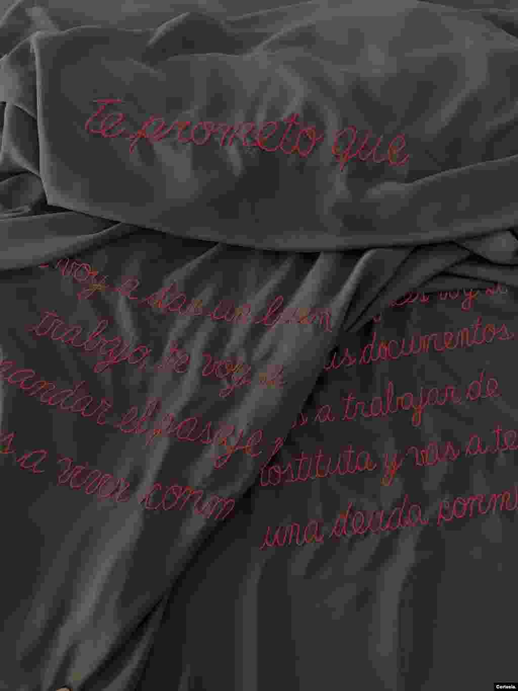 "Promesas de lo no dicho" es el título de esta pieza de arte en textil de Guillermina Grinbaum.