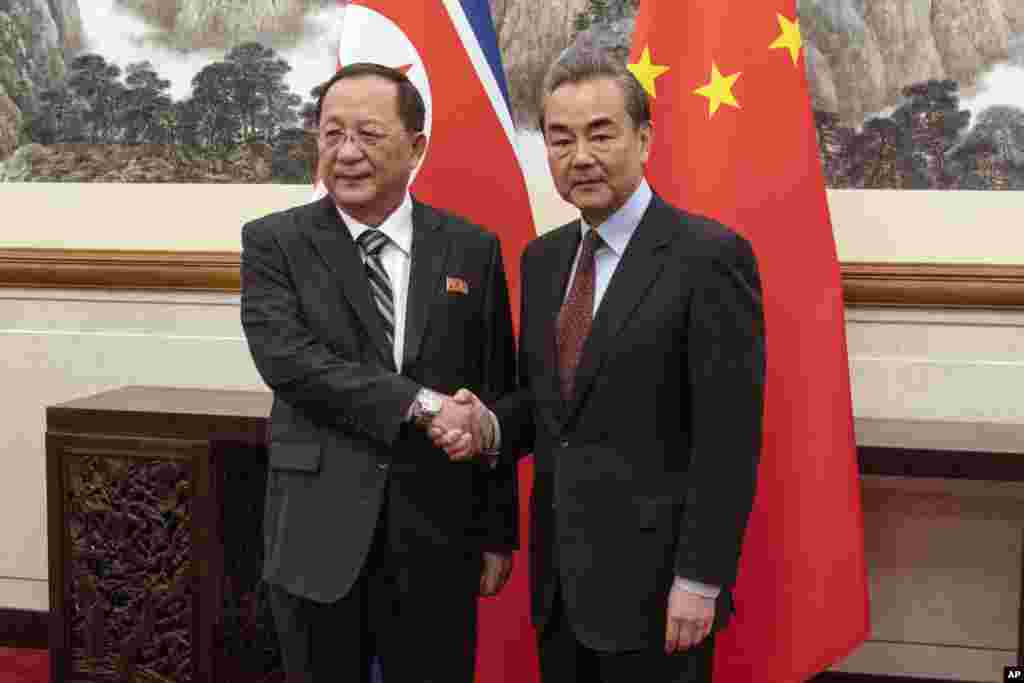 朝鲜外相李勇浩2018年12月7日在北京钓鱼台国宾馆会见了中国外交部长王毅。 当天中国国家主席习近平在人民大会堂会见了李勇浩,而在10月美国国务卿蓬佩奥访问北京时,没有会见蓬佩奥。
