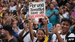 Un partidario del candidato presidencial de la oposición venezolana, Edmundo González, sostiene un cartel que dice "por una juventud libre del socialismo" durante una manifestación en Caracas el 4 de julio de 2024.