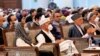El presidente afgano Ashraf Ghani (centro izquierda) con máscara protectora asiste al último día de la Loya Jirga, el tradicional consejo del país, en Kabul, el domingo 9 de agosto de 2020.