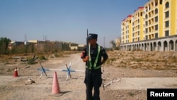 中國警察在新疆伊寧一處官方所說的職業教培中心附近的路口站崗。（2018年9月4日）