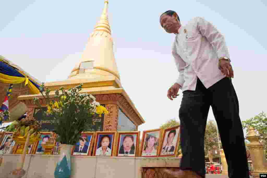 អាចារ្យជាអ្នកគាំទ្រគណបក្សសង្រ្គោះជាតិម្នាក់ រៀបចំប្រារព្ធពិធីបង្សុកូលនៅស្តូបរបស់អ្នកបាត់បង់ជិវិតនៃការវាយប្រហារដោយការគប់គ្រាប់បែកកាលពីឆ្នាំ១៩៩៧ ដើម្បីឧទ្ទិសកុសលជូនដល់វិញ្ញាណកន្ធរបស់ជនរងគ្រោះ នៅសួនច្បារវត្តបុទុមវត្តី រាជធានីភ្នំពេញ កាលពីថ្ងៃពុធ ទី៣០ ខែមីនា ឆ្នាំ២០១៦។ (ឡេង ឡែន/VOA)។