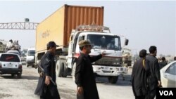 Soldados de Pakistán tomaron el control de las rutas e interrumpieron el tránsito de vehiculos de transporte de suministros para la OTAN.