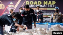 រូបឯកសារ៖ ប៉ូលិសឥណ្ឌូណេស៊ីបង្ហាញដល់អ្នកសារព័ត៌មាននូវថ្នាំញៀនប្រភេទមេតំហ្វេតាមីន ចំនួន២,៥តោន ដែលត្រូវបានរឹបអូសពីតំបន់មជ្ឈិមបូព៌ា ម៉ាឡេស៊ី និងឥណ្ឌូណេស៊ី នៅក្រុងហ្សាការតាកាលពីថ្ងៃទី២៨ ខែមេសា ឆ្នាំ២០២១។