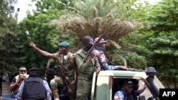 Des soldats maliens traversent les rues de Bamako, au Mali, le 19 août 2020, le jour après que les troupes rebelles ont saisi le président malien Ibrahim Boubacar Keita et le Premier ministre Boubou Cissé dans une escalade dramatique d'une crise de plusieurs mois.