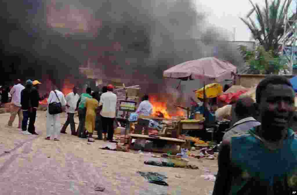 Mutane na kallon wajenda Bom ya fashe a birnin Jos, dake Jihar Filato.