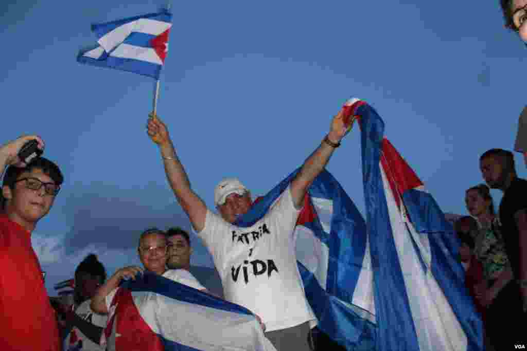 El tema musical "Patria y Vida", interpretado por músicos cubanos ha servido de tema de las en la Calle 8 en Miami, Florida, en apoyo a las protestas sucedidas en la isla el domingo 11 de julio de 2021. Foto: Luis F. Rojas, VOA.