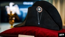 Un bicornio negro con una escalpera en rojo, azul y blanco usado por Napoleón Bonaparte se exhibe antes de una subasta en París, el 6 de noviembre de 2023.