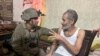 En esta fotografía publicada por las Fuerzas de Defensa de Israel el 27 de agosto de 2024, Qaid Farhan Alkadi, a la derecha, y el comandante de la 162 División, el general de brigada Itzik Cohen, hablan después de una operación de rescate para liberarlo.