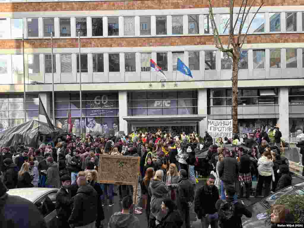 Studenti stoje u miru dok redari onemogućavaju prilaz zgradi javnog medijskog servisa