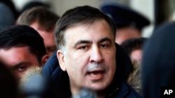 Mihail Sakašvili obraća se novinarima ispred hotela Fermont u Kijevu, 9. februara 2018. 