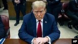 ရွေးကောက်ခံသမ္မတ Donald Trump နယူးရော့ခ်ပြည်နယ် Manhattan တရားရုံးမှာ စောင့်နေစဉ် (ပုံဟောင်း - April 23, 2024၀ 