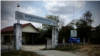 មណ្ឌល​សុខភាព​រវៀង​ក្នុង​ស្រុក​បាទី​ខេត្ត​តាកែវ​ បាន​ពិនិត្យ​អ្នក​ជំងឺ​ដែល​មាន​រោគសញ្ញា​ផ្តាសាយ។ ប៉ុន្តែ​ប្រសិន​បើ​អ្នក​ជំងឺ​មិនមាន​ប្រវត្តិ​ធ្វើ​ដំណើរ​ចុះឡើង​នោះ​ទេ រោគសញ្ញា​នោះ​ត្រូវ​បាន​ចាត់ទុក​ថា​ជា «ជំងឺ​ផ្តាសាយ​ធម្មតា»។ (Ananth Baliga/VOA) 