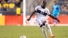 Moisés Caicedo de Ecuador pasa el balón durante un partido amistoso de fútbol contra Bolivia, el 12 de junio de 2024, en Chester, Pensilvania. 