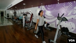Las instalaciones de "Hard Candy Fitness" cuentan con máquinas deportivas de alta tecnología y con un salón especial para clases de yoga.