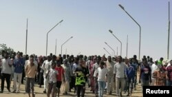 Para demonstran melakukan protes menentang kudeta militer di Sudan dalam sebuah aksi unjuk rasa di Atbara, Sudan, pada 27 Oktober 2021. (Foto: Ebaid Ahmed via Reuters)