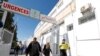 Des gens marchent près de l'hôpital Wassila Bourguiba à Tunis, en Tunisie, le 10 mars 2019. REUTERS/Zoubeir Souissi