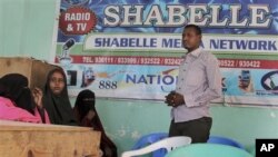 Para wartawan sedang menggelar rapat di stasiun radio Shabelle terkait target penyerangan terhadap mereka di Mogadishu, Somalia (Foto: dok). Soerang wartawan Jaringan Media Shabelle, Somalia, Abdihared Osman Adan,tewas ditembak saat menuju tempat kerjanya, Jum'at (18/1).