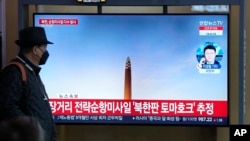 22일 한국 서울역 이용객이 북한 미사일 발사 TV 뉴스를 시청하고 있다. 