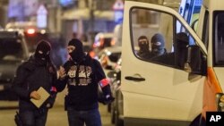 La policía belga investiga un área donde el presunto terrorista Mohamed Abrini fue arrestado la semana pasada.