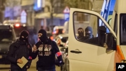 Polisi menyelidiki kawasan tempat penangkapan terduga Mohamed Abrini, Brussel, Belgia