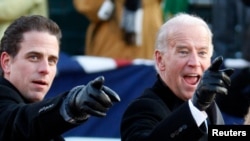 El abogado y consultor Hunter Biden (izq) aparece junto a su padre, el hoy presidente electo Joe Biden, en una foto de archivo de enero de 2009 durante la ceremonia de toma de posesión del entonces presidente Barack Obama.